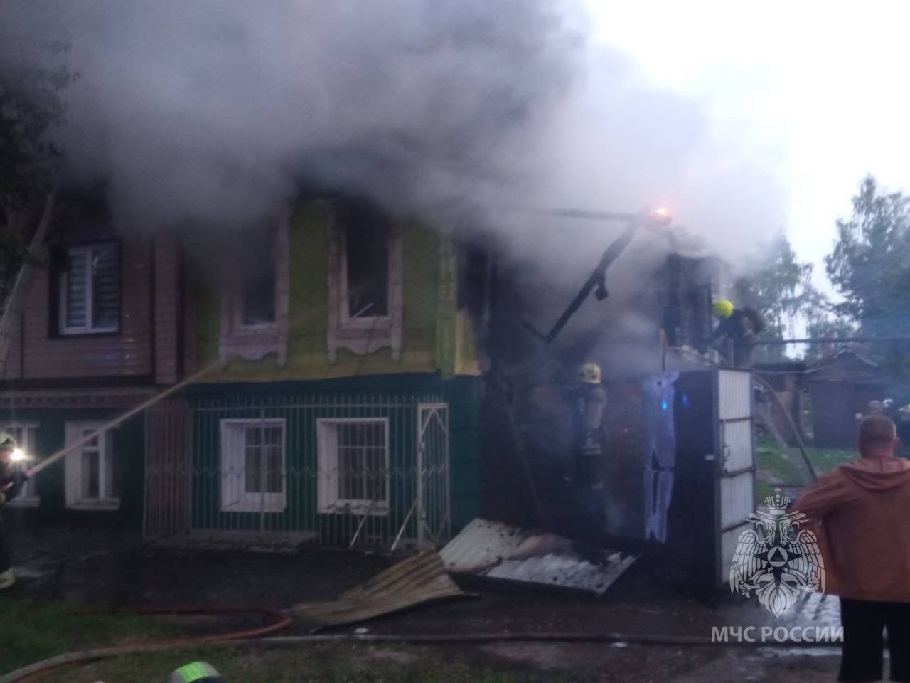 В Иванове огонь уничтожил двухэтажный частный дом