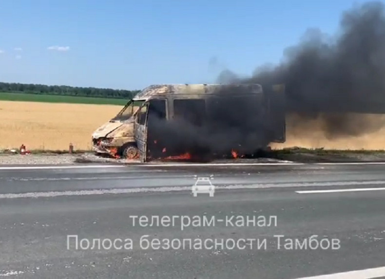 В Тамбовской области на трассе сгорел пассажирский микроавтобус