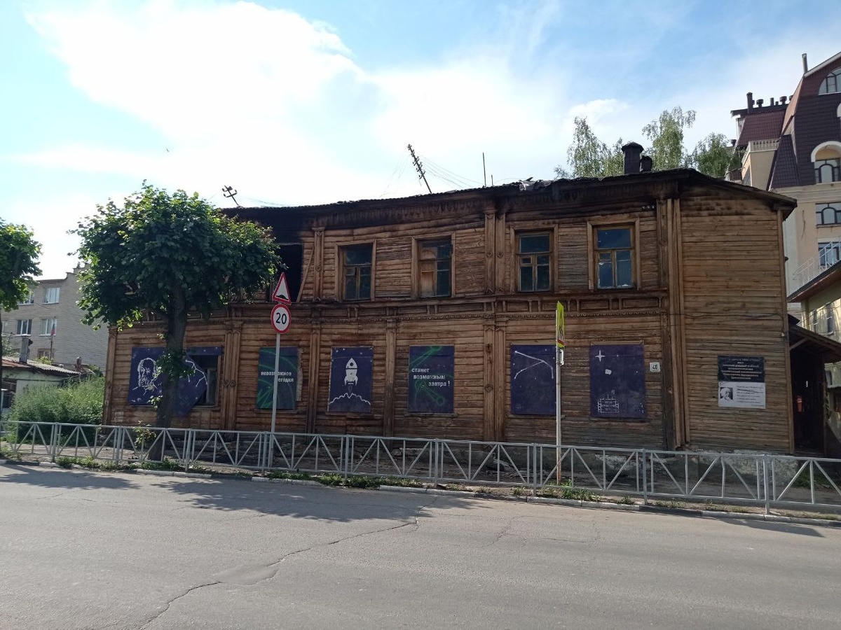 В городе Рязани на улице Вознесенской загорелся дом Циолковского
