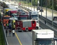 На трассе М-11 в Новгородской области в автомобиль дорожников врезался грузовик