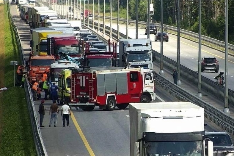 На трассе М-11 в Новгородской области в автомобиль дорожников врезался грузовик