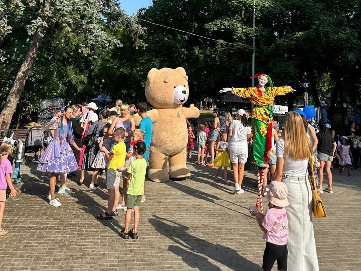 В парке им. А. Собино состоялись праздничные мероприятия, посвящённые Дню семьи, любви и верности