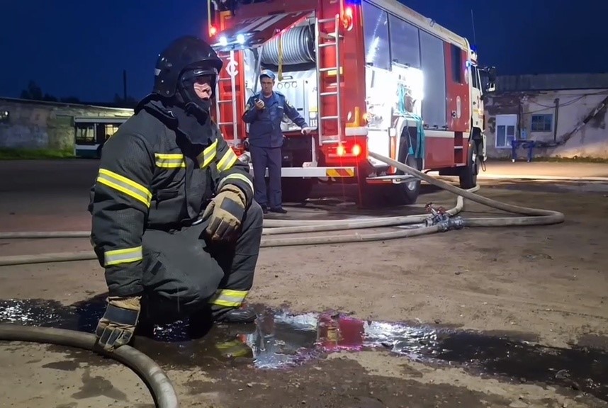 В Великом Новгороде загорелись автобусы, стоявшие в автопарке