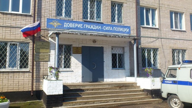 В Окуловском районе дебошир бросался в бой с двумя полицейскими: мужчиной и женщиной