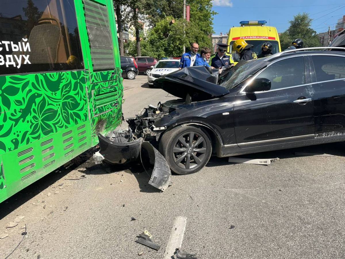 Водитель дорогой иномарки пострадал в ДТП с автобусом в Челябинске -  province.ru