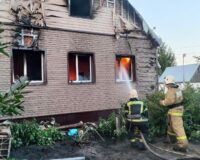 В Тамбовском районе горят два жилых дома и надворные постройки