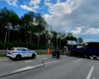 На трассе М-11 в Новгородской области грузовик врезался в автомобиль дорожной службы