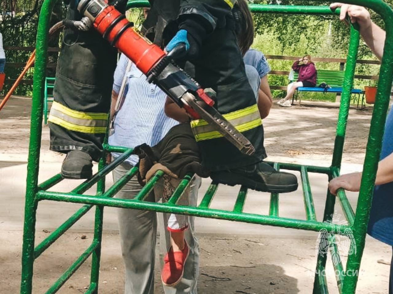 В Фурманове девочка застряла ногой между труб на площадке