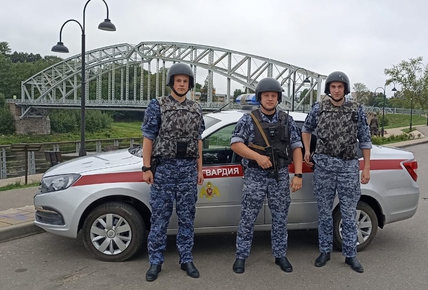 В Боровичах росгвардейцы поймали мошенника, который явился в банк с поддельным паспортом