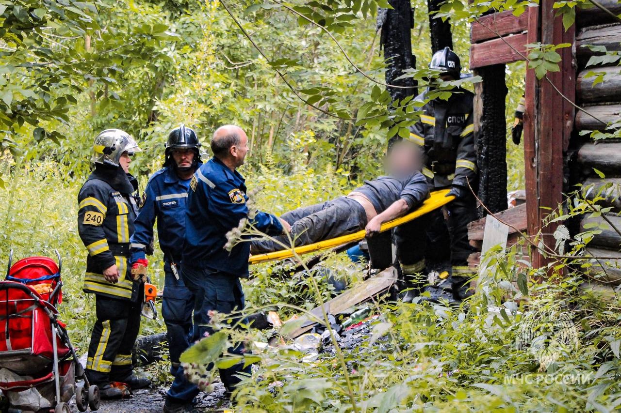 В Кохме спасатели вытащили из-под обломков сгоревшего дома раненого бездомного