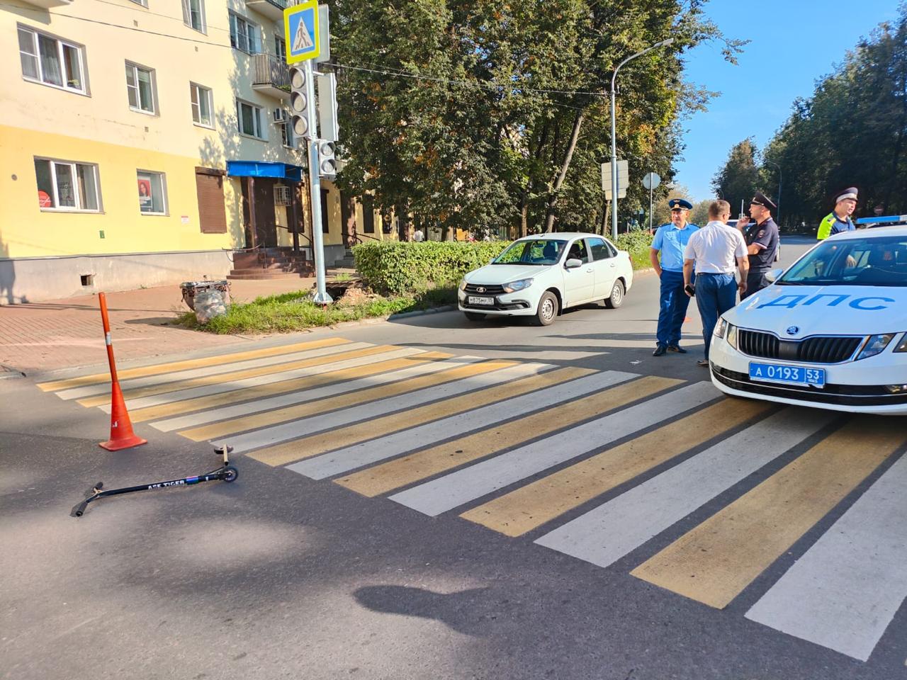 В Великом Новгороде под колёсами эвакуатора погиб ребёнок на самокате