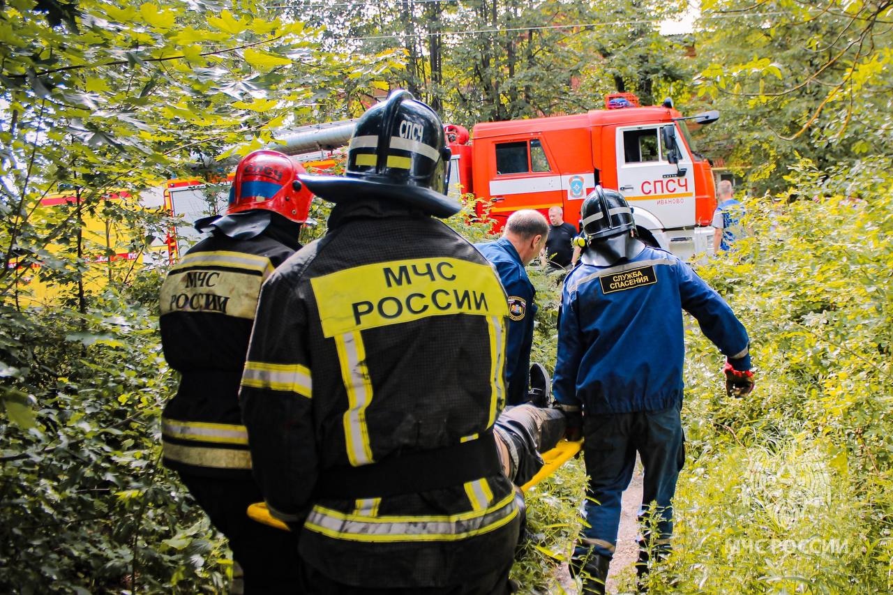 В Кохме спасатели вытащили из-под обломков сгоревшего дома раненого бездомного 