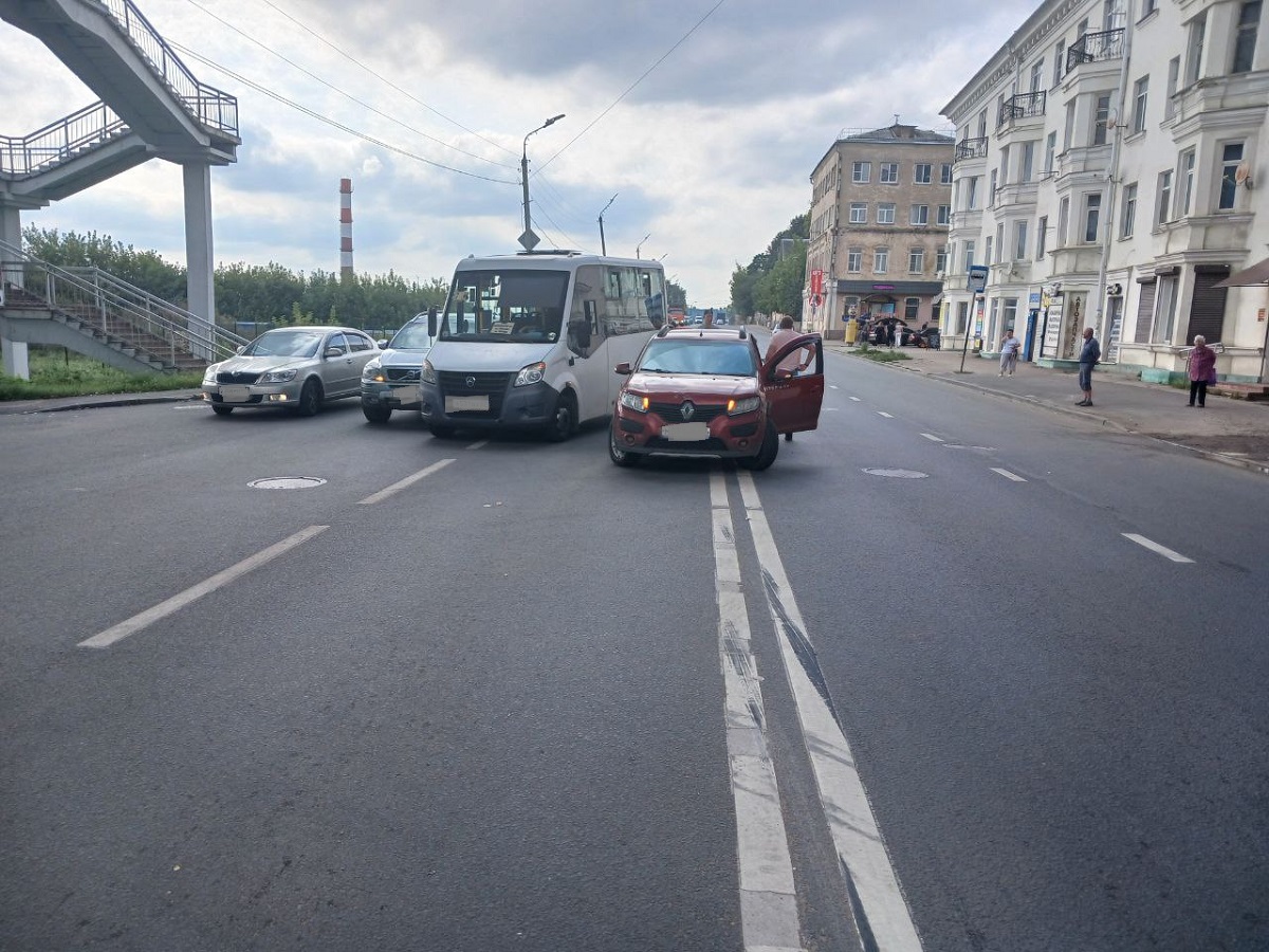 Пассажирка маршрутки пострадала в тройном ДТП на Витебском шоссе в Смоленске