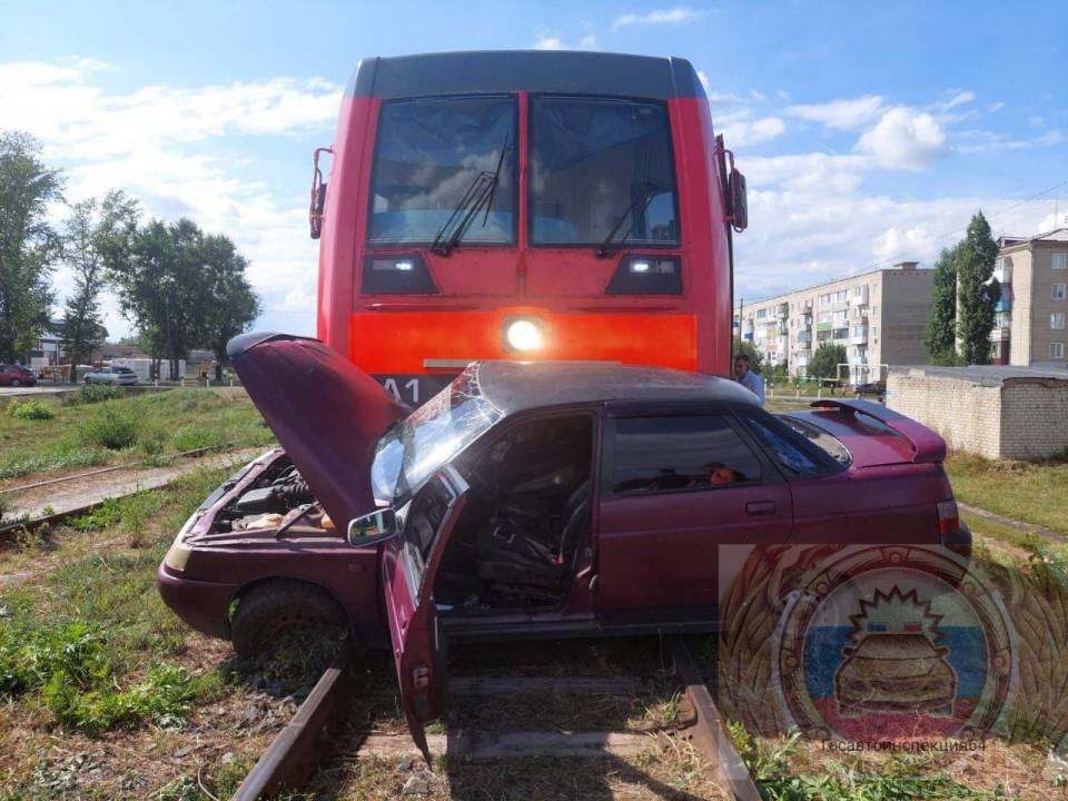 поезд врезался в ВАЗ