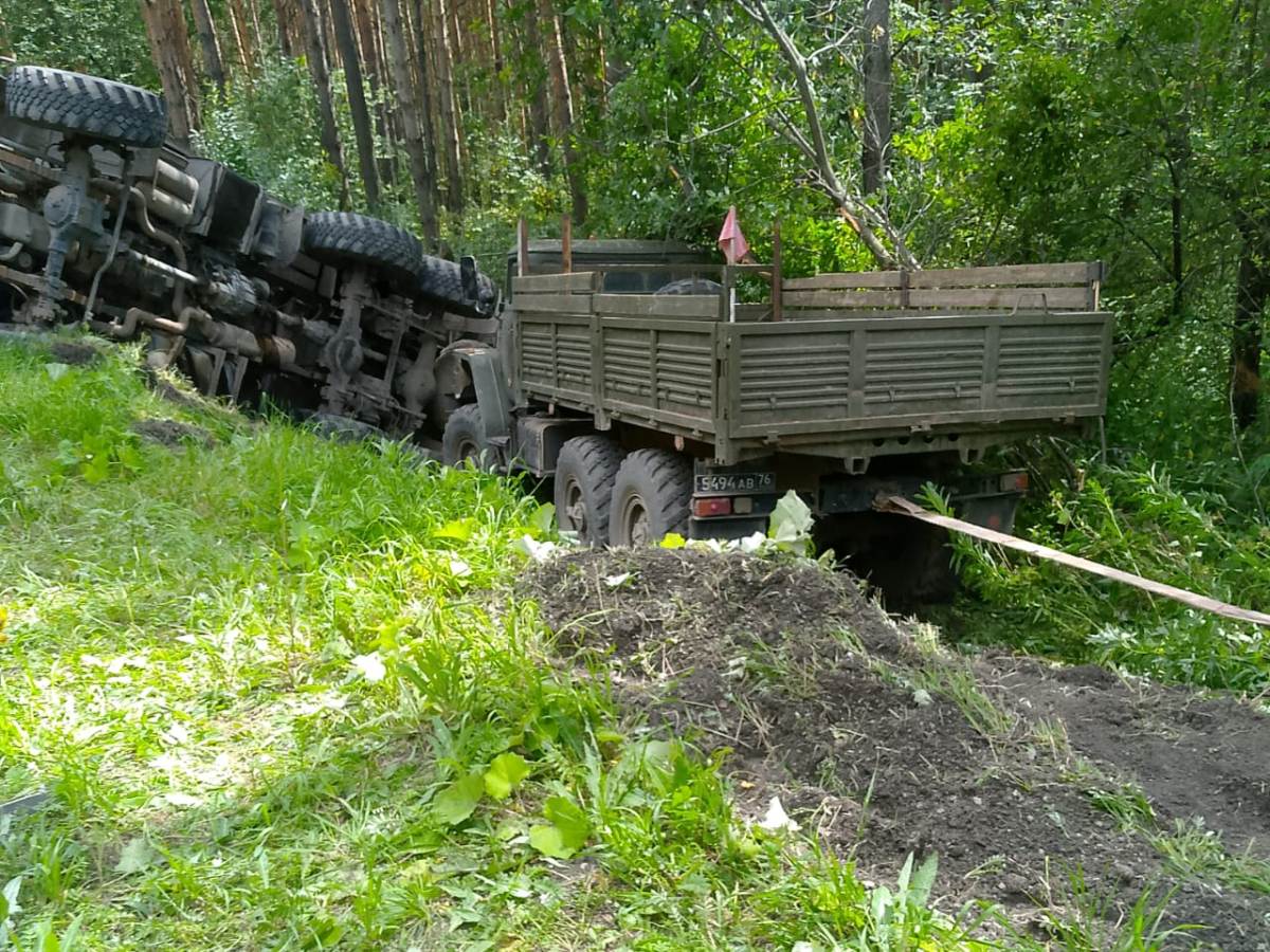 два КАМАЗа в кювете