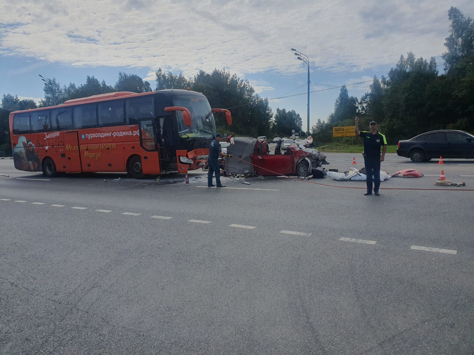 На трассе М-1 водитель туристического автобуса раздавил двух человек в «Тойоте»