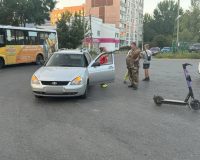 В городе Рязани легковой автомобиль столкнулся с электросамокатом