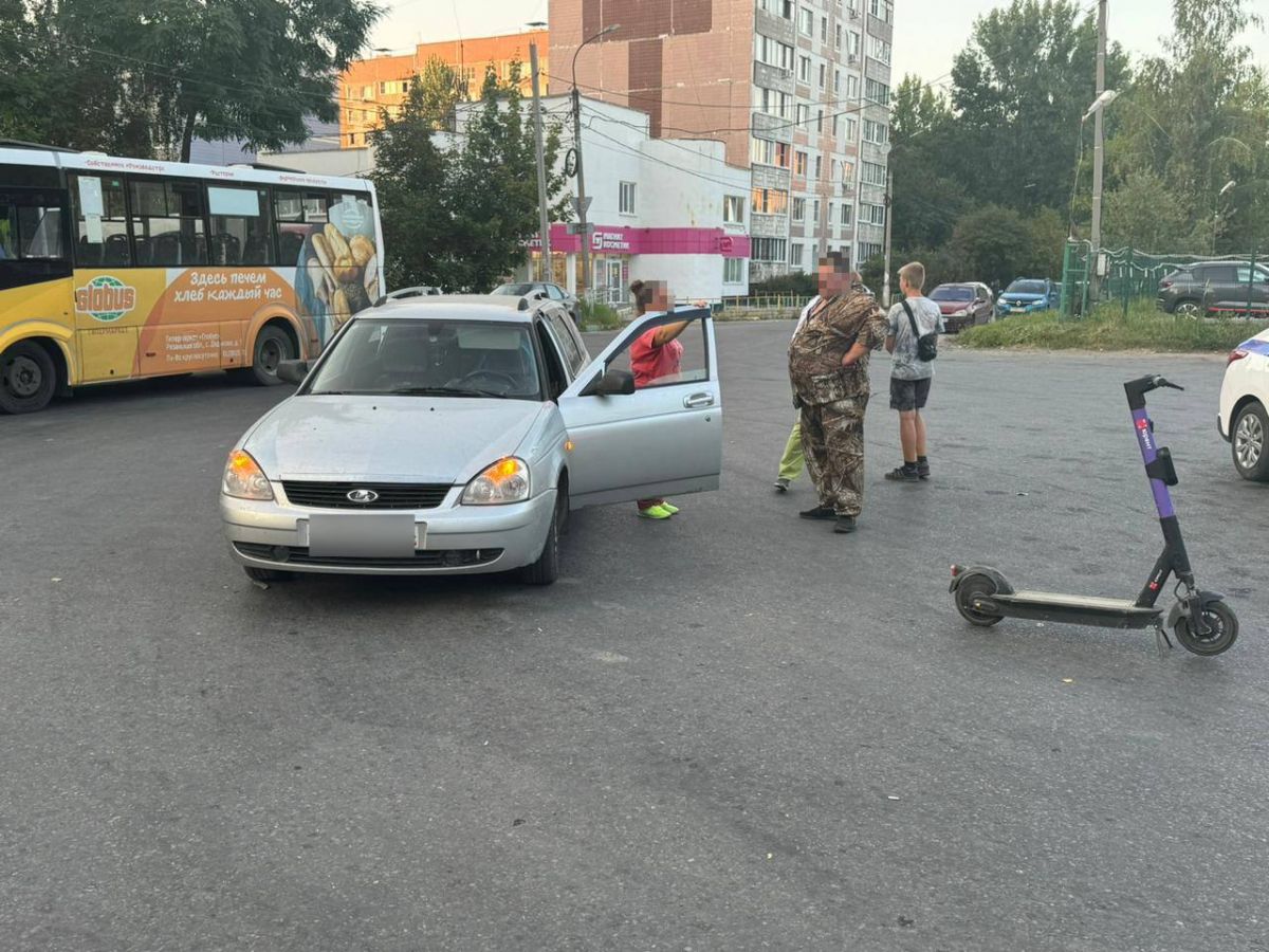 В городе Рязани легковой автомобиль столкнулся с электросамокатом