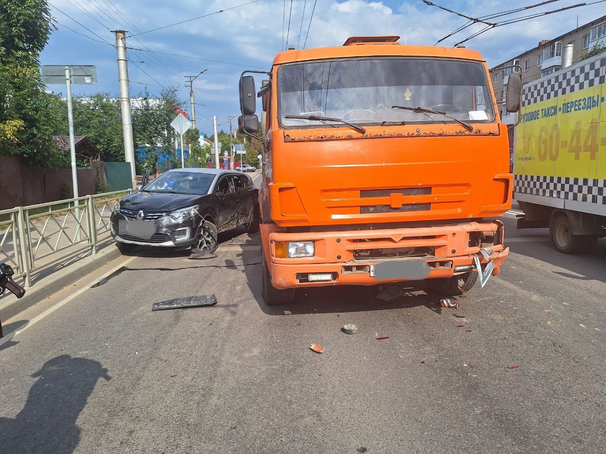 В Смоленске КАМАЗ протаранил две машины «Рено» – есть пострадавшие