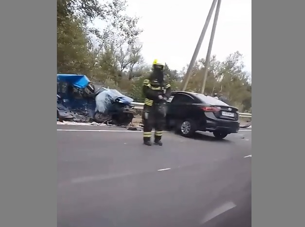 Под Тулой иномарка превратилась в груду железа от лобового столкновения