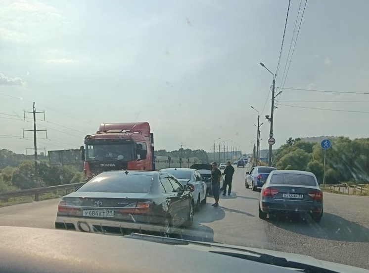 В Туле на Калужском шоссе в районе моста столкнулись три легковушки