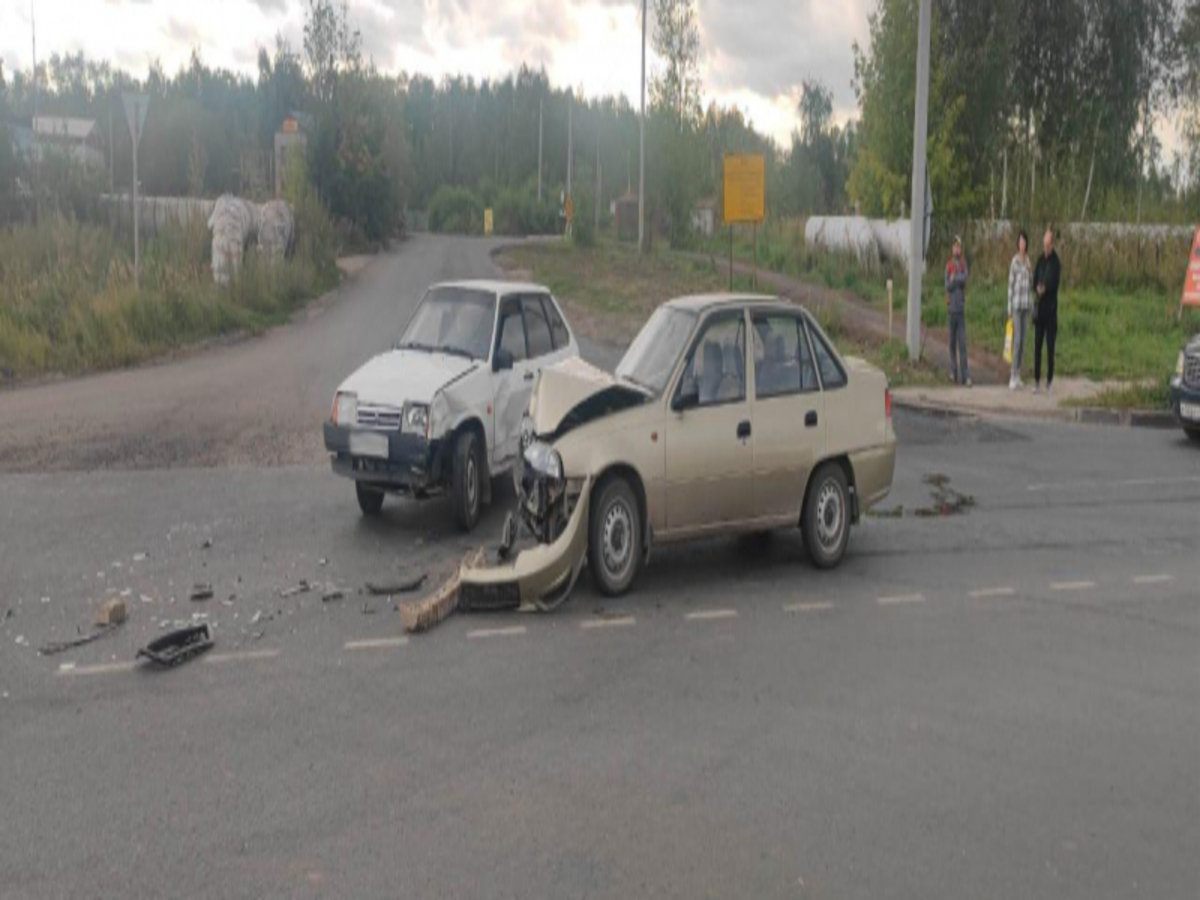 В городе Рязани столкнулись отечественный автомобиль и иномарка