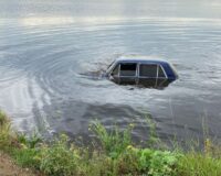 из водоема достали автомобиль с трупом