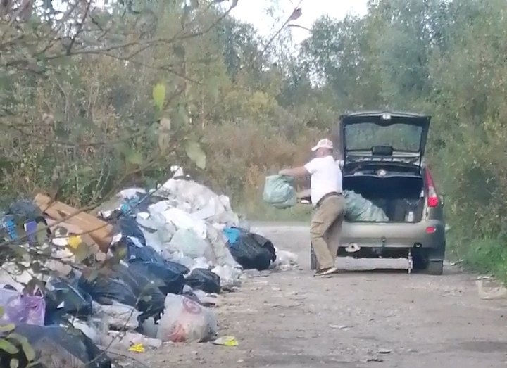 В Новгородском районе инспекторы минприроды «сторожили» несанкционированную свалку