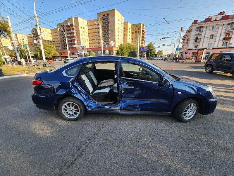 В Тамбове у иномарки в ДТП оторвало дверцу и пассажирка вылетела из салона