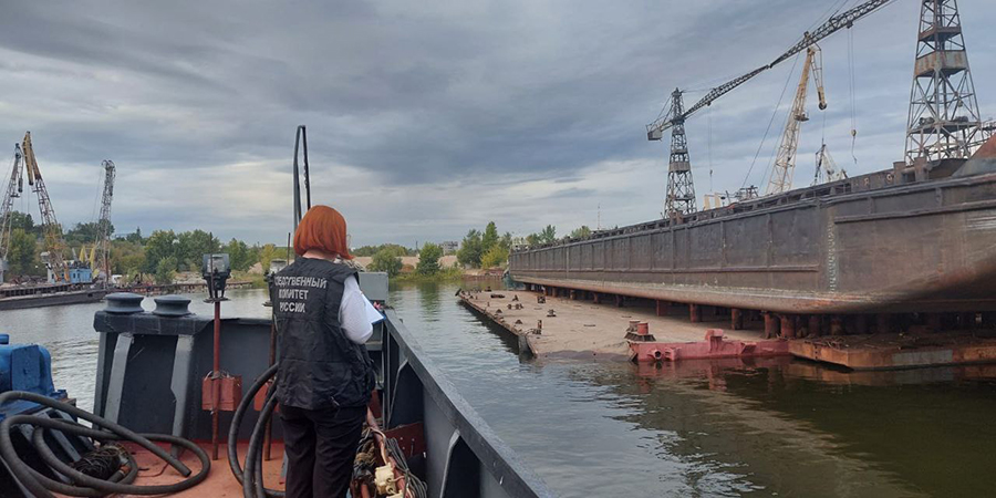 баржа врезалась в док