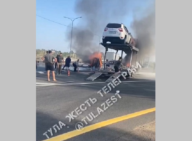 В Тульской области водитель фуры выдернул горящую иномарку из автовоза