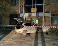 автомобиль врезался в административное здание