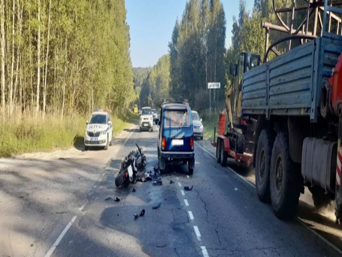 В Рязанской области на трассе столкнулась автомобиль «Нива» и мотоцикл