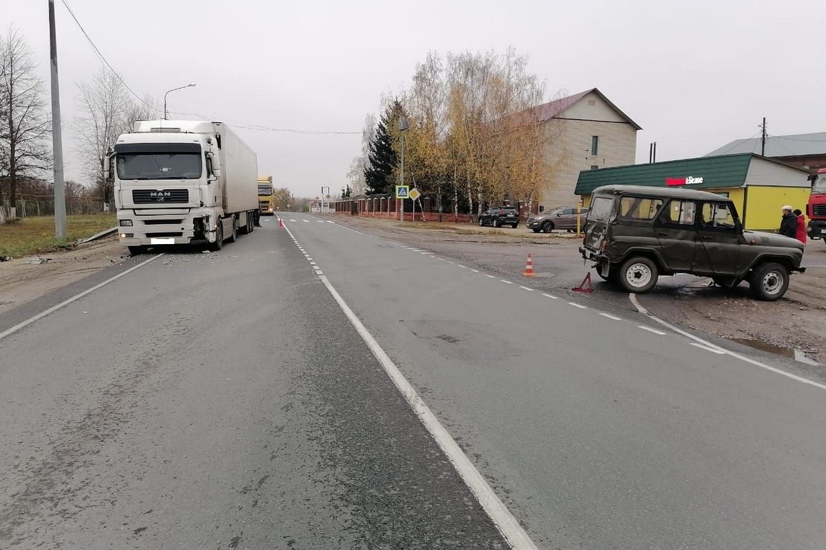 В Рязанской области на трассе М-5 «Урал» грузовик врезался в «УАЗ»