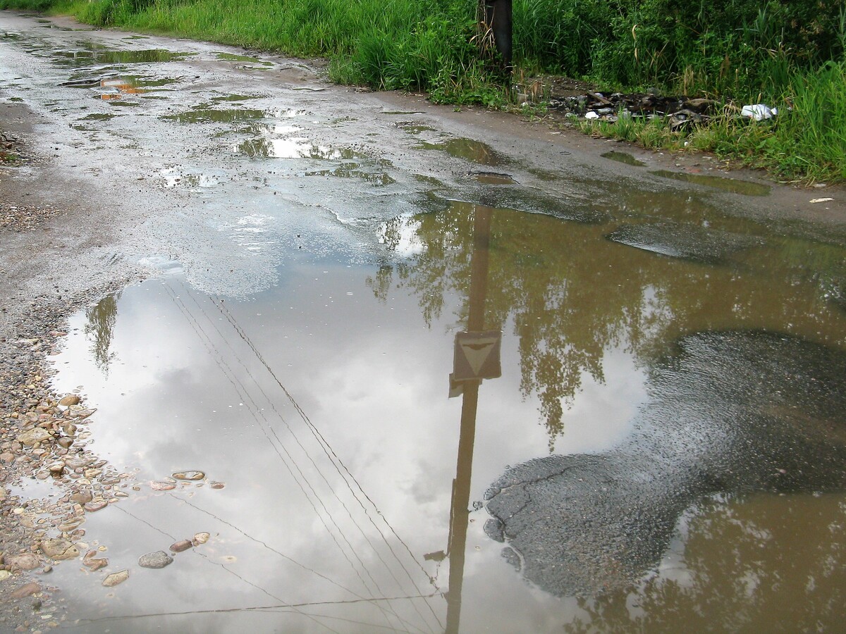 Прокуроры Новгородчины продолжают ремонтировать дороги