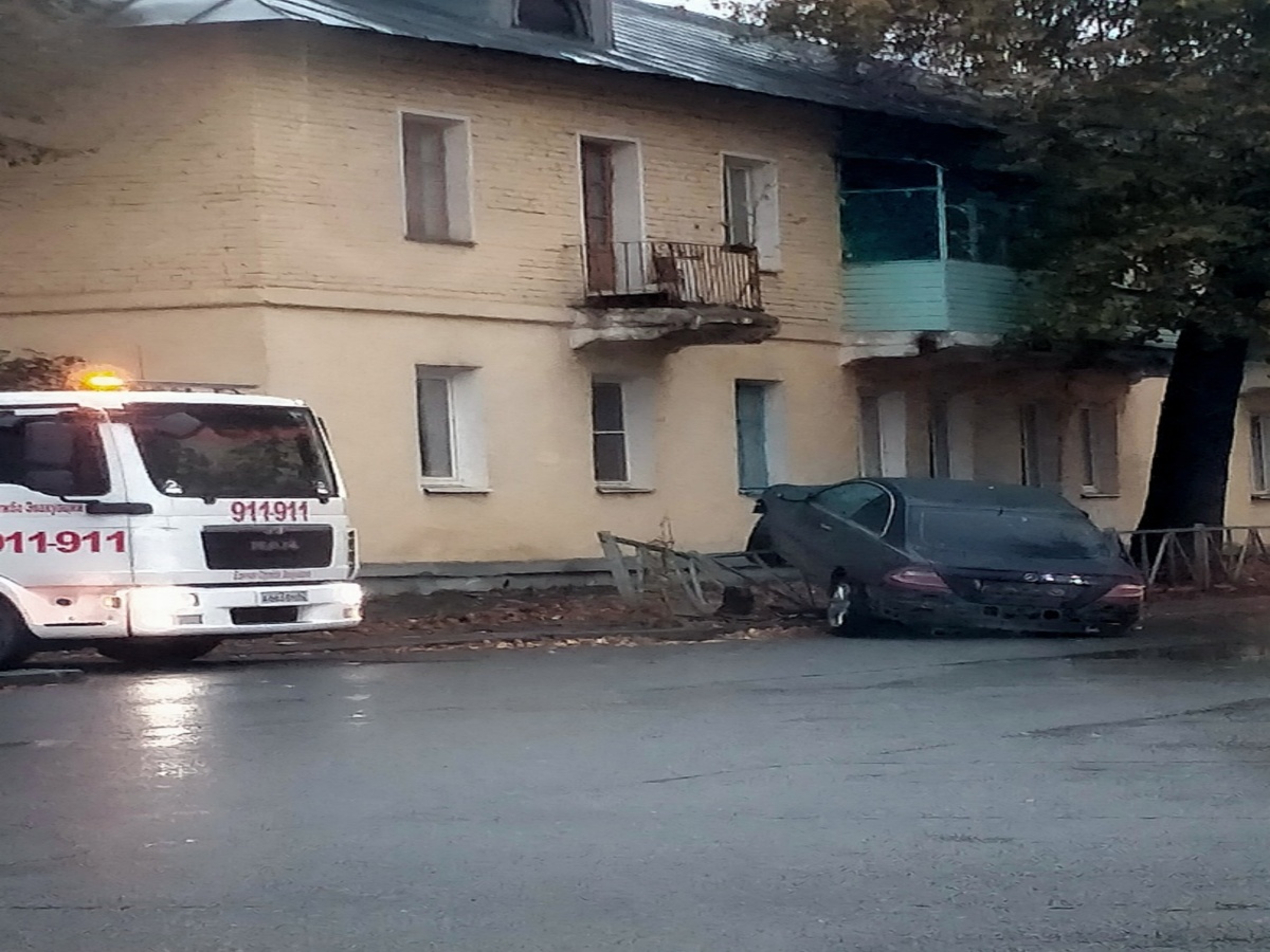 В городе Рязани иномарка повисла на ограждении