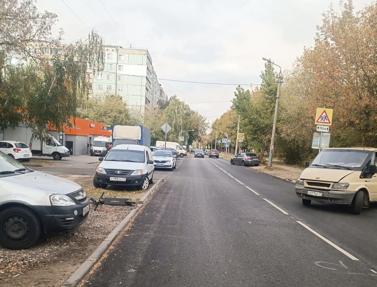 В Туле юноша на электросамокате врезался в припаркованный «Лада Ларгус»