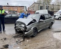 В городе Рязани столкнулись две леговушки: отечественный автомобиль и иномарка