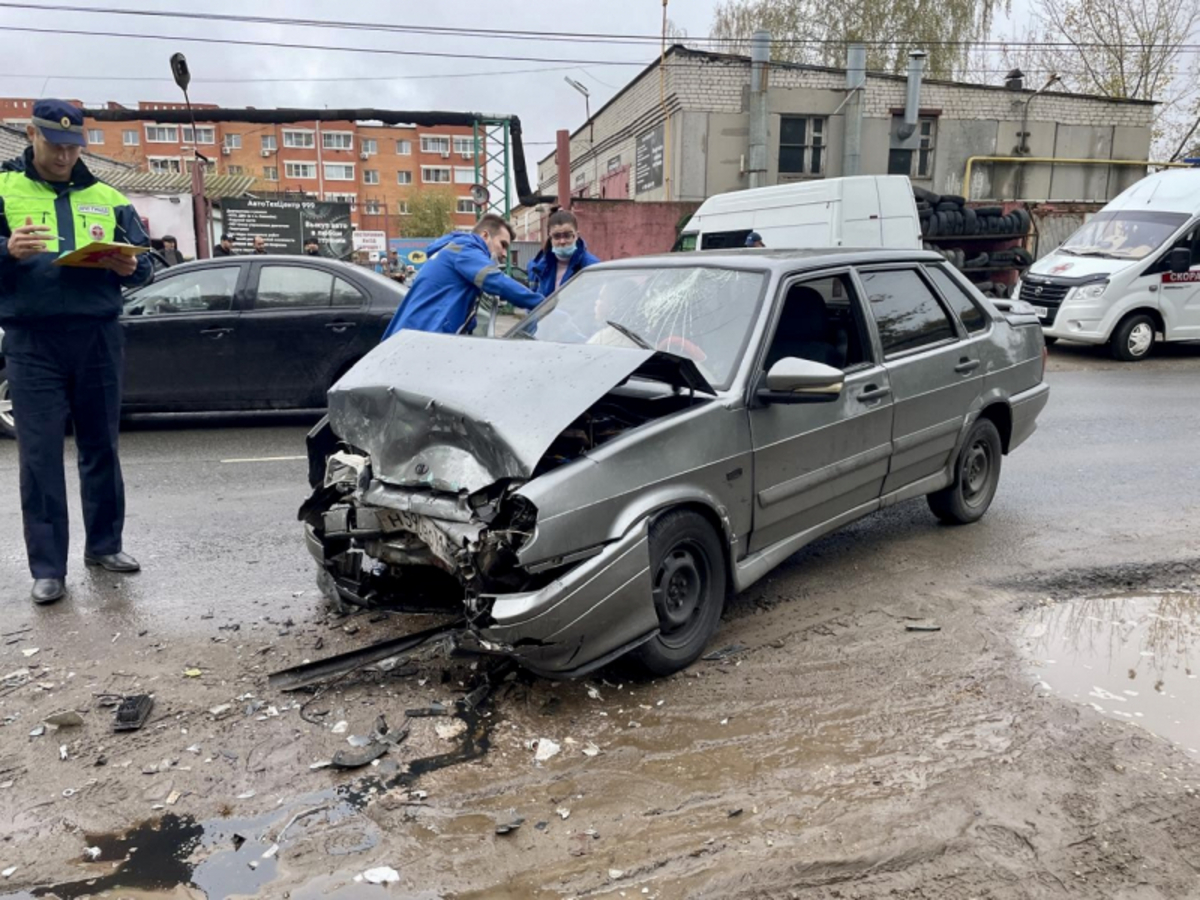 В городе Рязани столкнулись две леговушки: отечественный автомобиль и иномарка