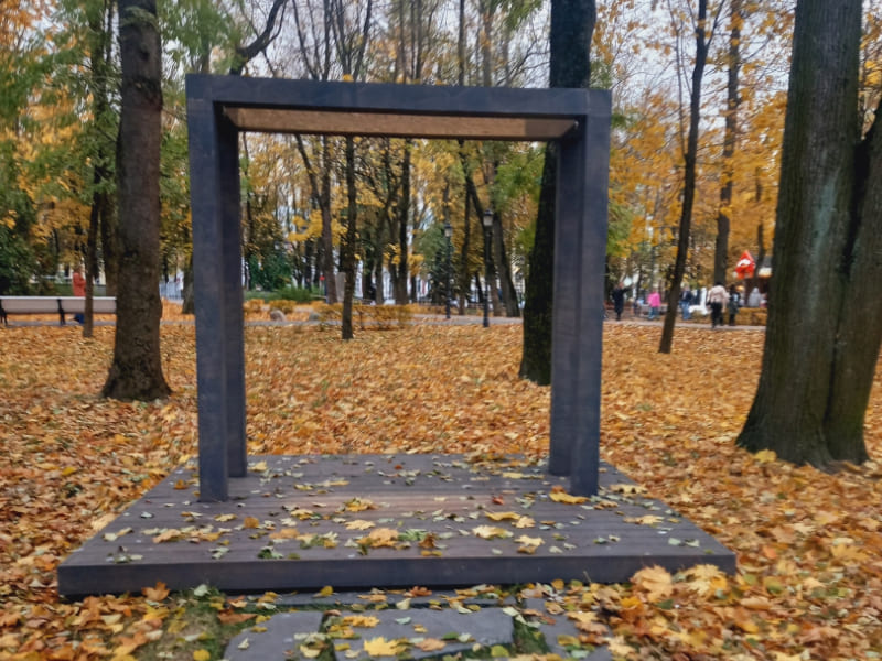 В саду Блонье в Смоленске вандалы сломали двое качелей