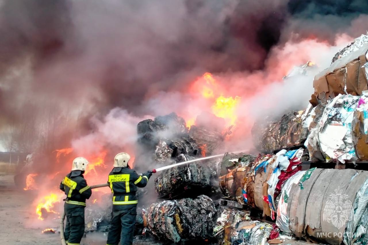 В Фурманове загорелись производственные отходы