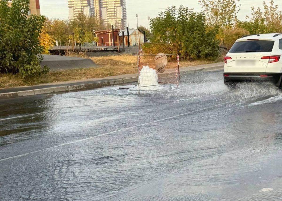 В городе Рязани на улице Кальная забил фонтан из-под канализационного колодца