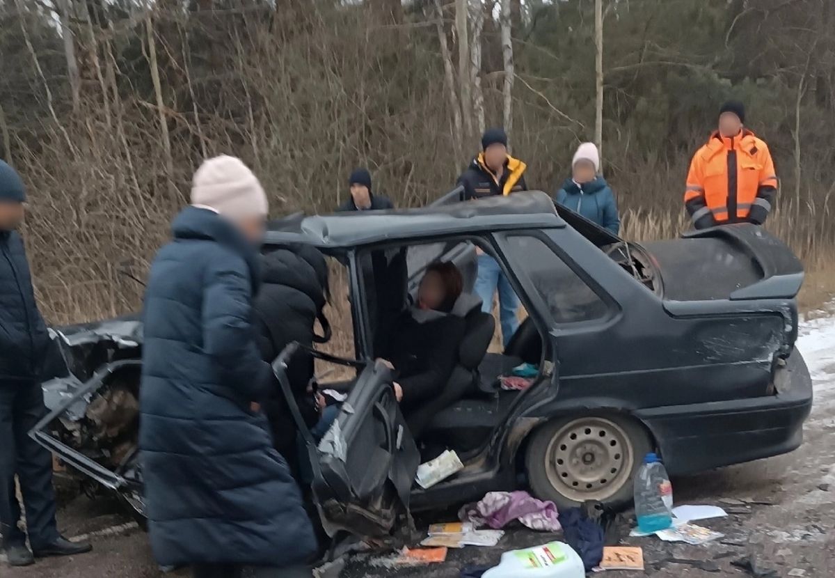 Ужасная авария в Рязанской области: людей зажало в салоне легковушки