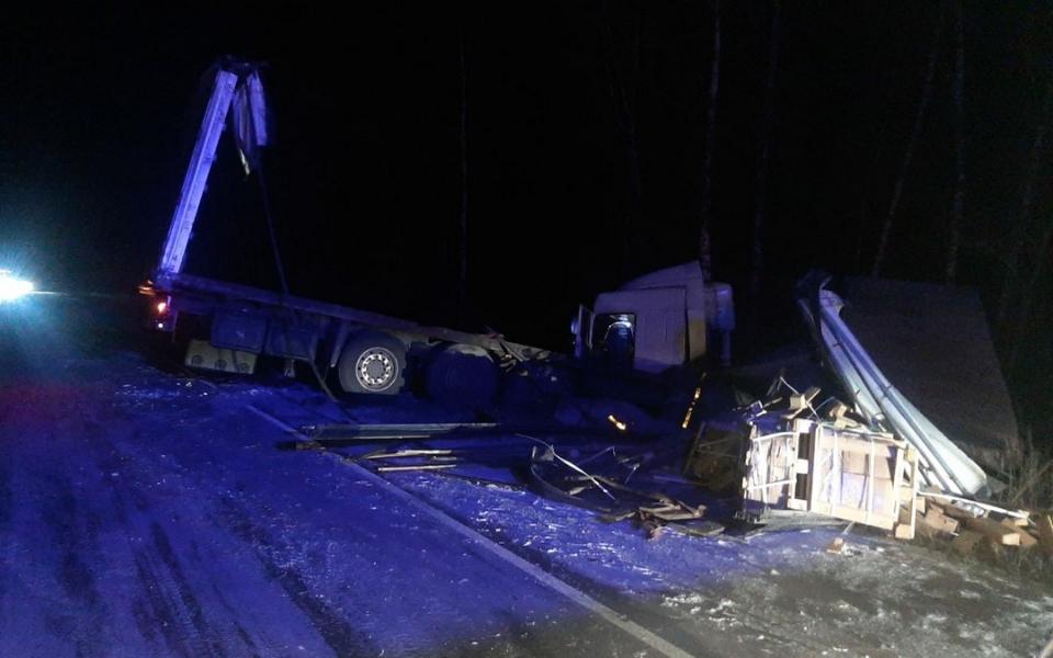 В Рязанской области в Шацком районе на трассе перевернулся грузовик