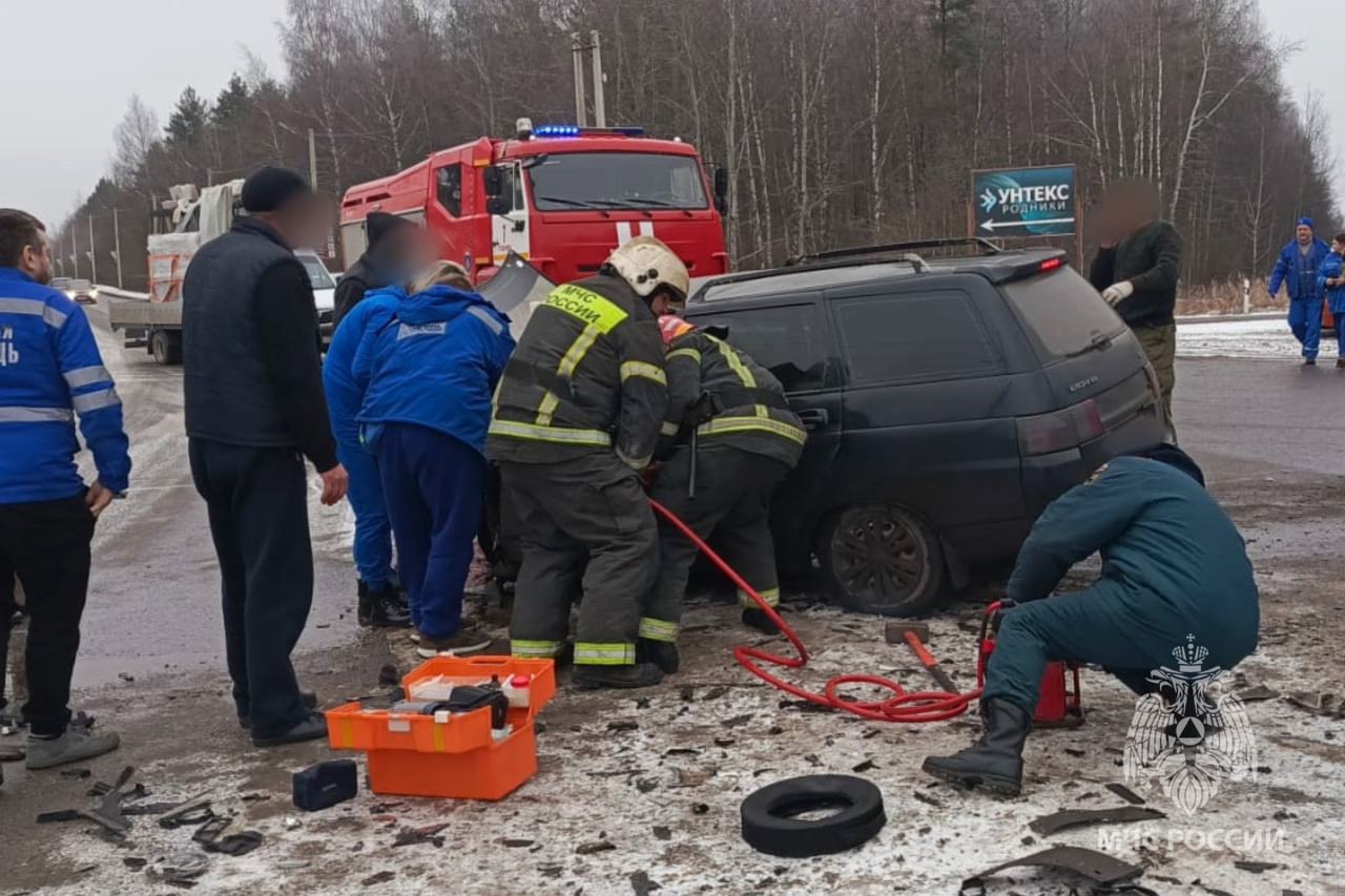 В Ивановской области сотрудники МЧC «вырезали» пострадавшего водителя из машины