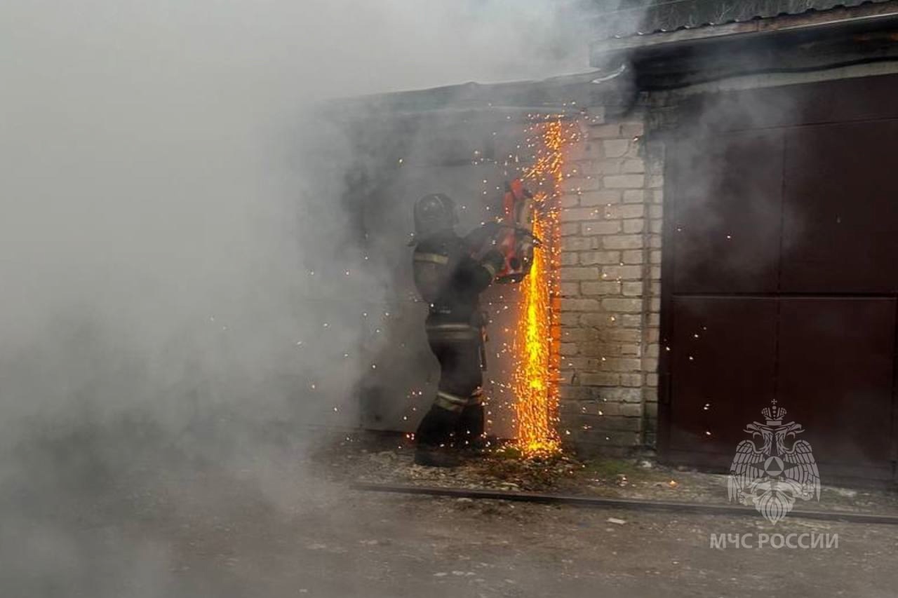 В Иванове пожарные спасли машину во время пожара в соседнем гараже