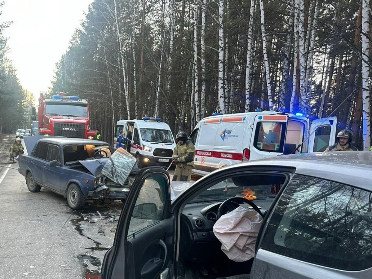 двух человек зажало при столкновении машин