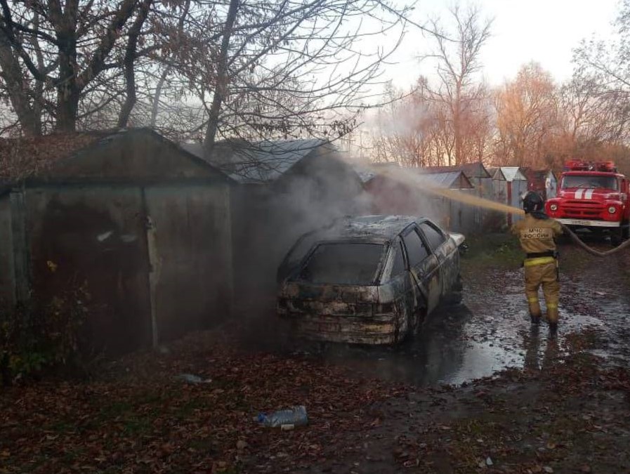 В Новгородской области автовор поджёг машину