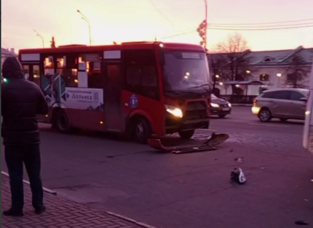 В городе Рязани на остановке общественного транспорта столкнулись два пассажирских автобуса