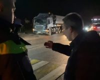 В боровичской деревне КамАЗ на пешеходном переходе сбил шестилетнюю девочку